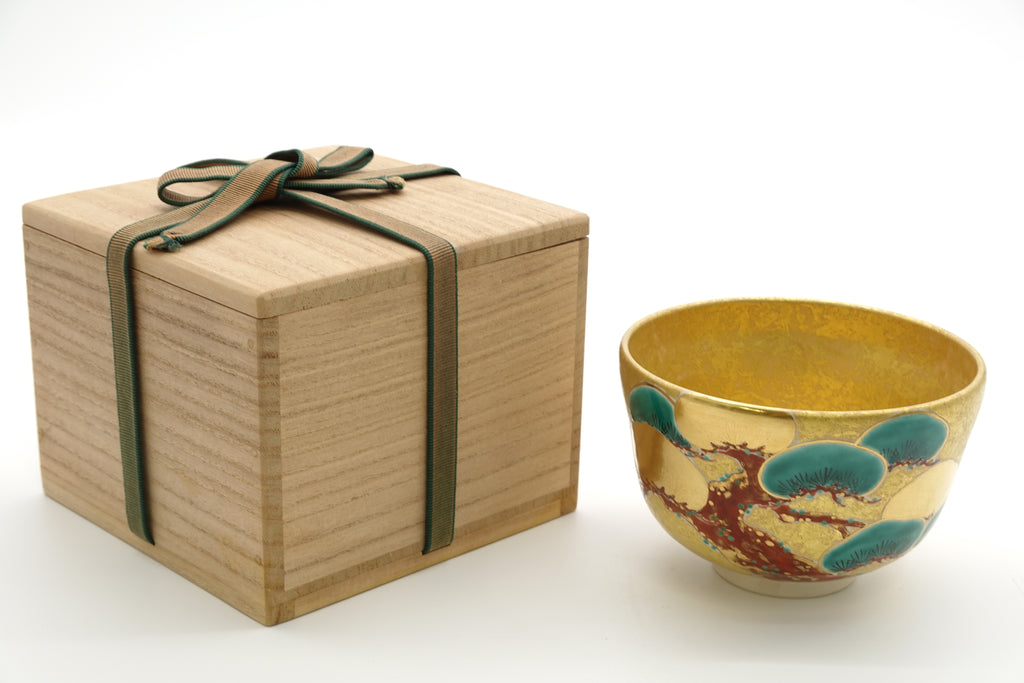 茜窯　岡田 華渓　金彩老松茶盌　
