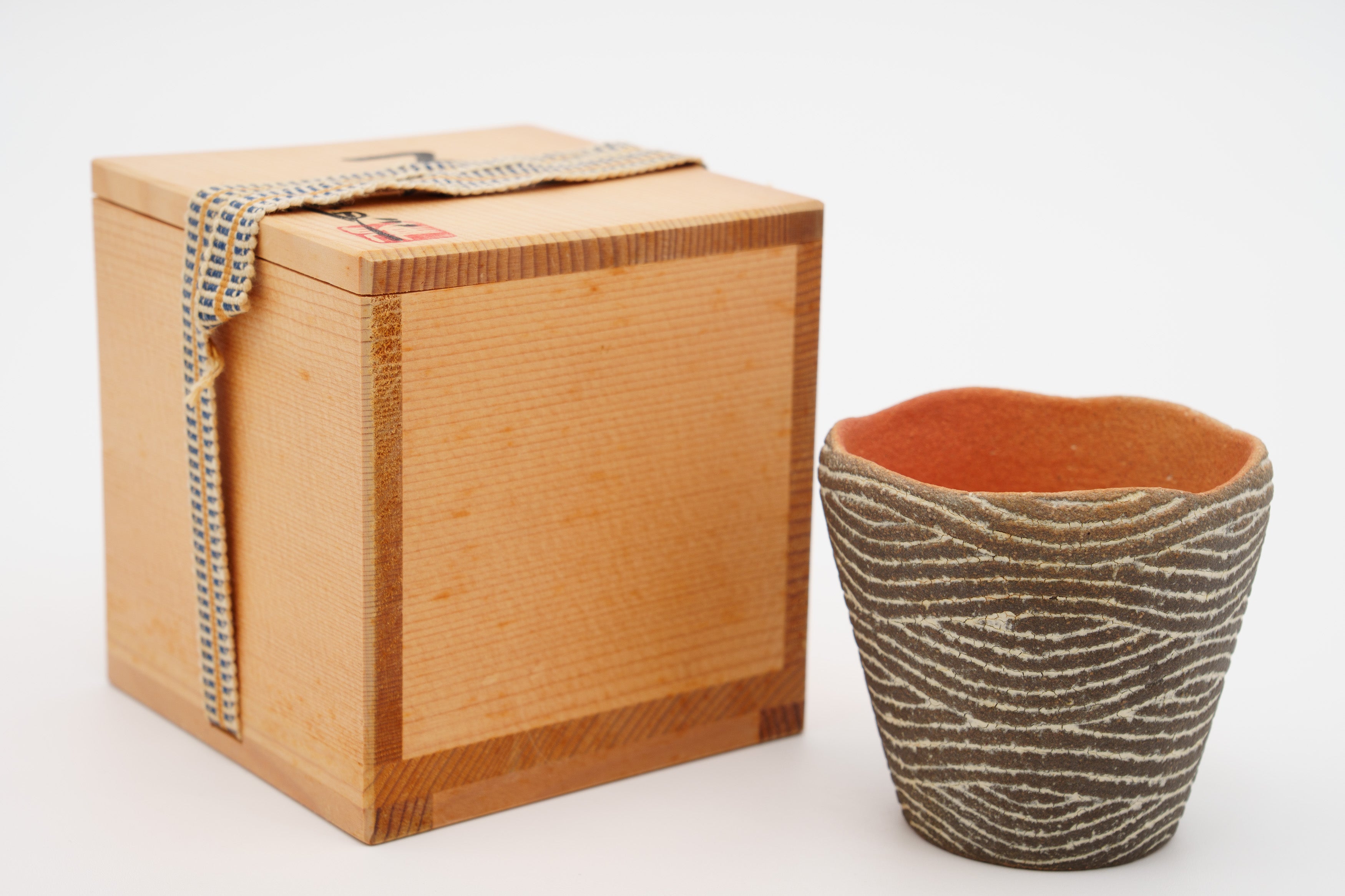 市野雅彦　陶器(酒器？) 市野 雅彦作 盃｜流れる白い文様が印象的な酒器｜gallery starton